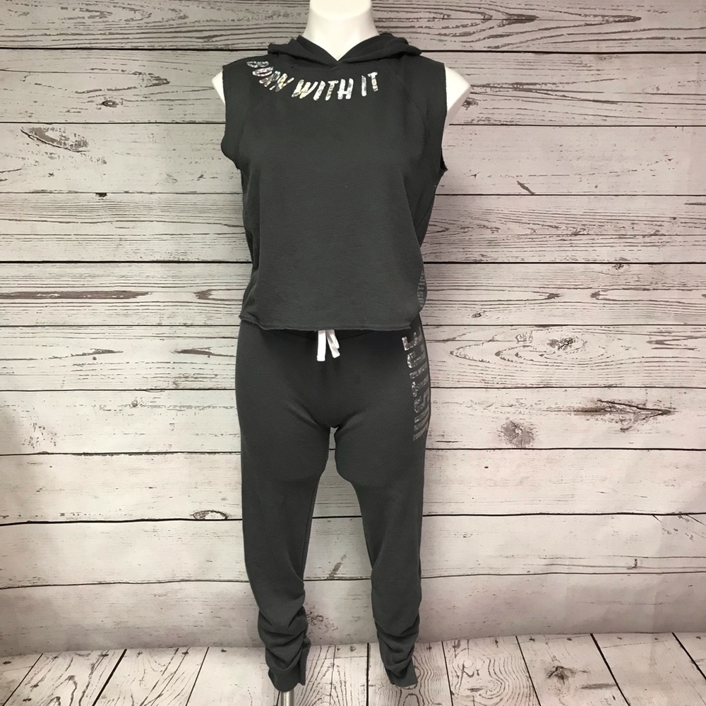 Athletic crop top and capris